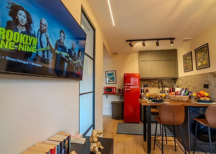 Boutique & Brand New Prime Location Park &